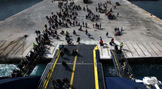 Βλάβη σε καταπέλτη πλοίου στη Σύρο, τραυματίστηκε μία επιβάτιδα